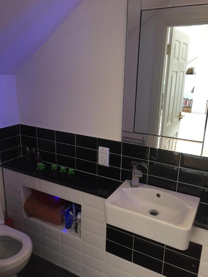 Spacious, Modern 3 Bedroom Luxury Flat In Centre Location ブローティ・フェリー エクステリア 写真