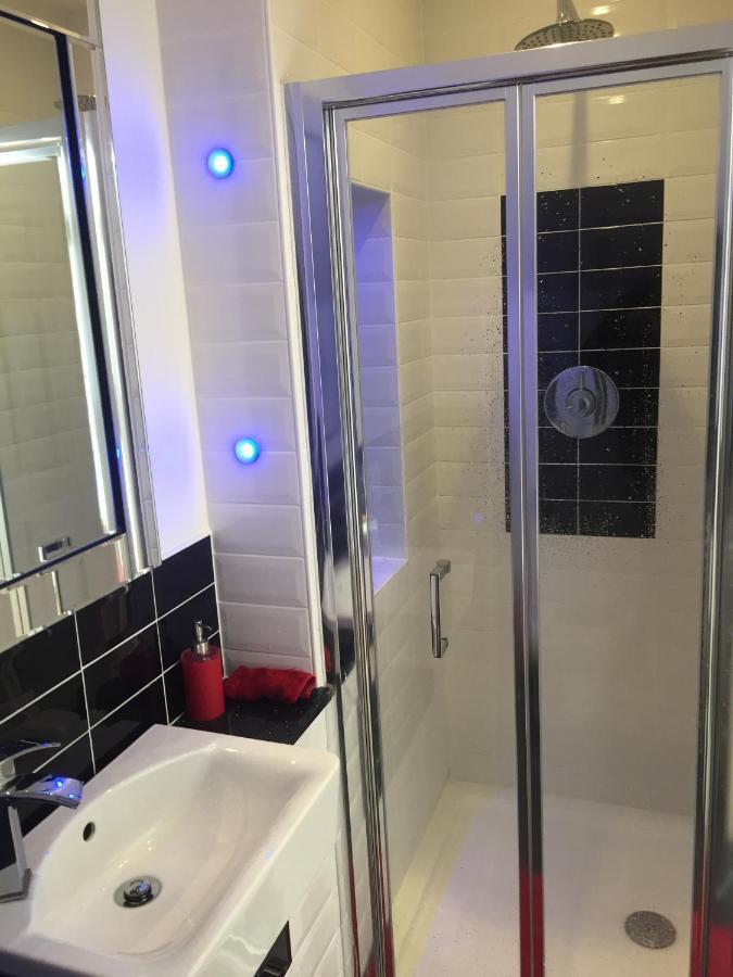Spacious, Modern 3 Bedroom Luxury Flat In Centre Location ブローティ・フェリー エクステリア 写真