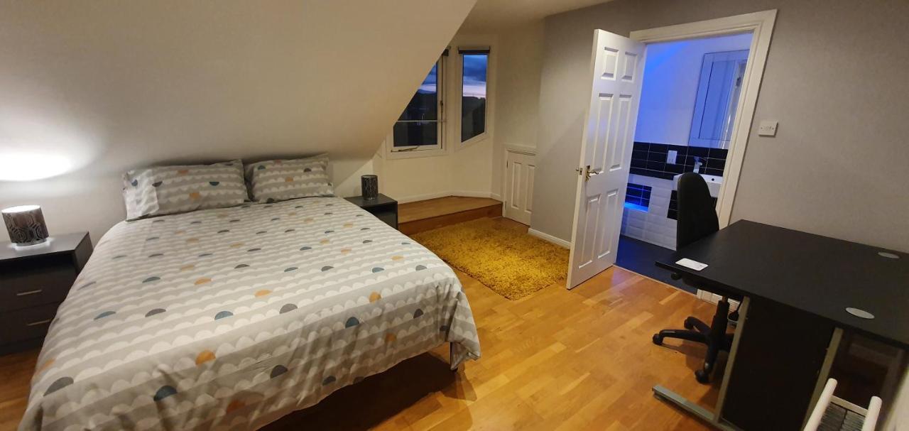 Spacious, Modern 3 Bedroom Luxury Flat In Centre Location ブローティ・フェリー エクステリア 写真
