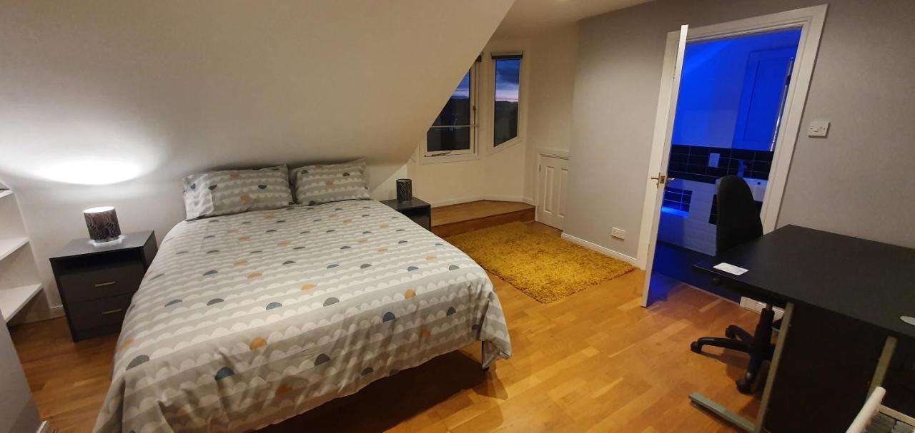 Spacious, Modern 3 Bedroom Luxury Flat In Centre Location ブローティ・フェリー エクステリア 写真