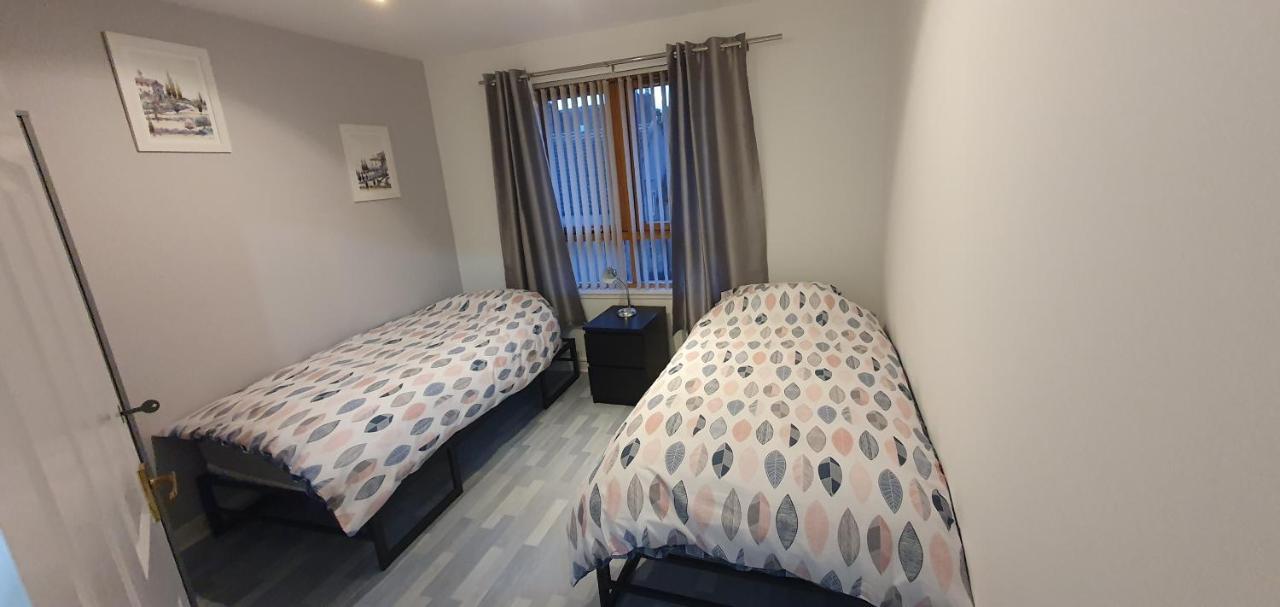 Spacious, Modern 3 Bedroom Luxury Flat In Centre Location ブローティ・フェリー エクステリア 写真