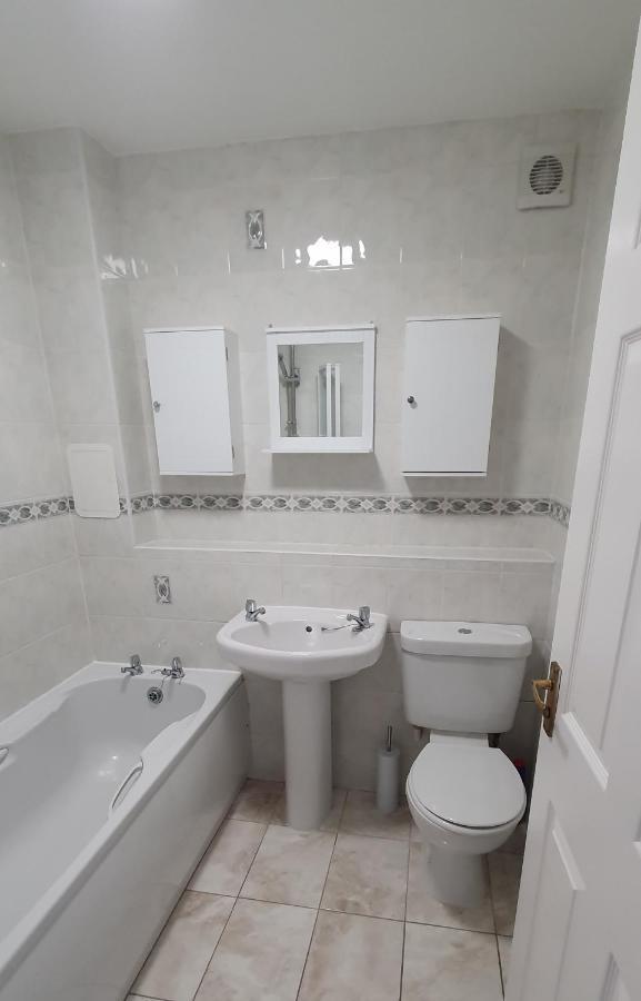 Spacious, Modern 3 Bedroom Luxury Flat In Centre Location ブローティ・フェリー エクステリア 写真